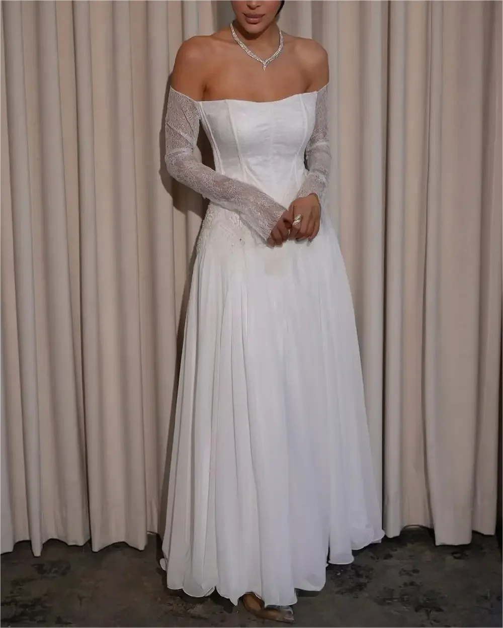 فستان حفلات شيفون أبيض حديث مخصص برقبة قارب رقيقة قبالة الكتف وأكمام طويلة فستان الحفلات فساتين المشاهير الناعمة