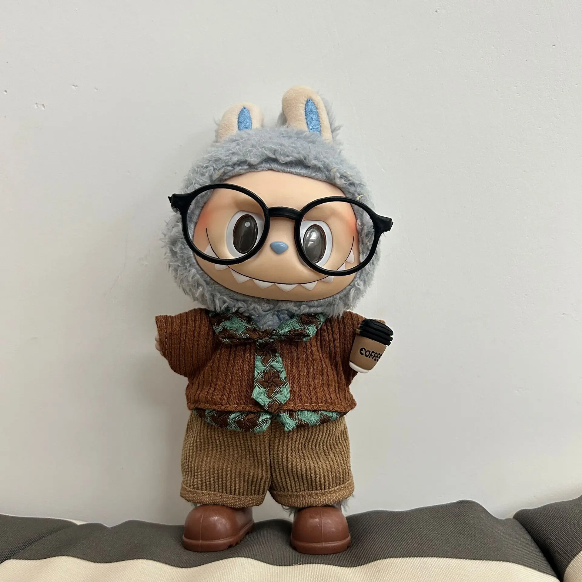 

Only Clothes Are Suitable for Labubu Hot-selling Trendy College Style Clothes Set with Glasses Drinks Shoes Exquisite Retro