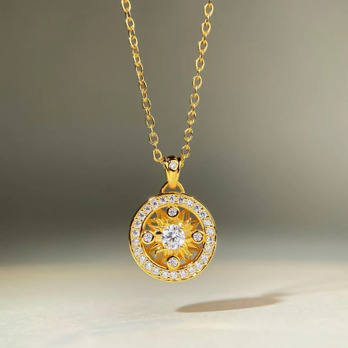 Ancient-style small compass pendant necklace, plated with AU9999 and decorated with diamonds