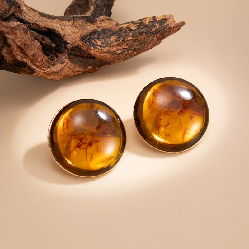 Vintage gradient resin geometric earrings for women, fashionable and minimalist caramel-colored round ear stud jewelry