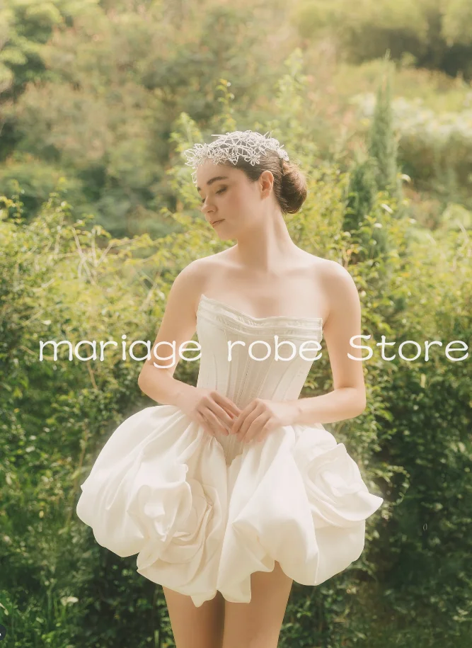 Kleines weißes Kleid, kurzes Strand-Prinzessin-Hochzeitskleid, trägerlos, bauschiger Rock, Boning-Top, böhmisches Brautkleid, maßgeschneidert