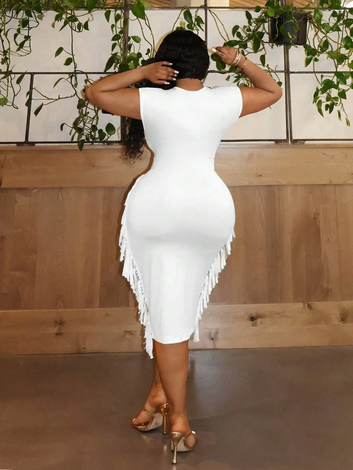 

Элегантное платье миди больших размеров с глубоким V-образным вырезом и бахромой для вечеринок и выходов в свет