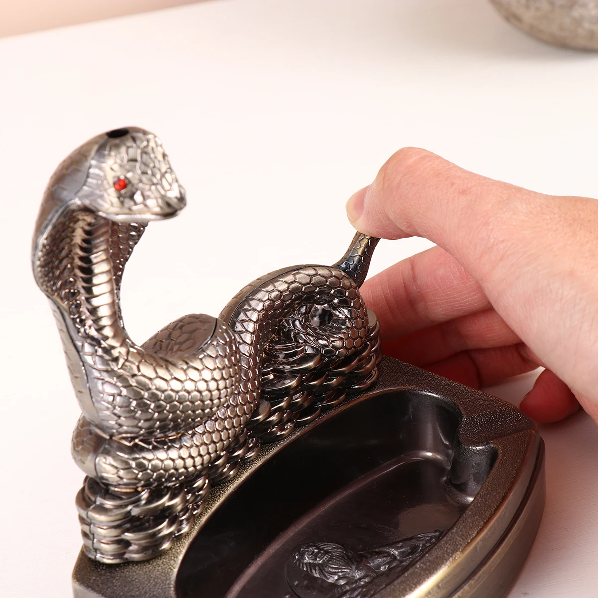 

Unique Metal Ashtray Artistic Design Cigarette Butt Holder Home Office Hotel Restaurant Decorative Ornament Desktop Decoration