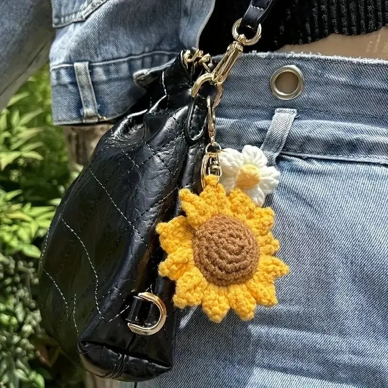 Simple Knitted Sunflower Bouquet, Finished Hand-woven Keychain, High-value Student Graduation Commemorative Pendant Gift