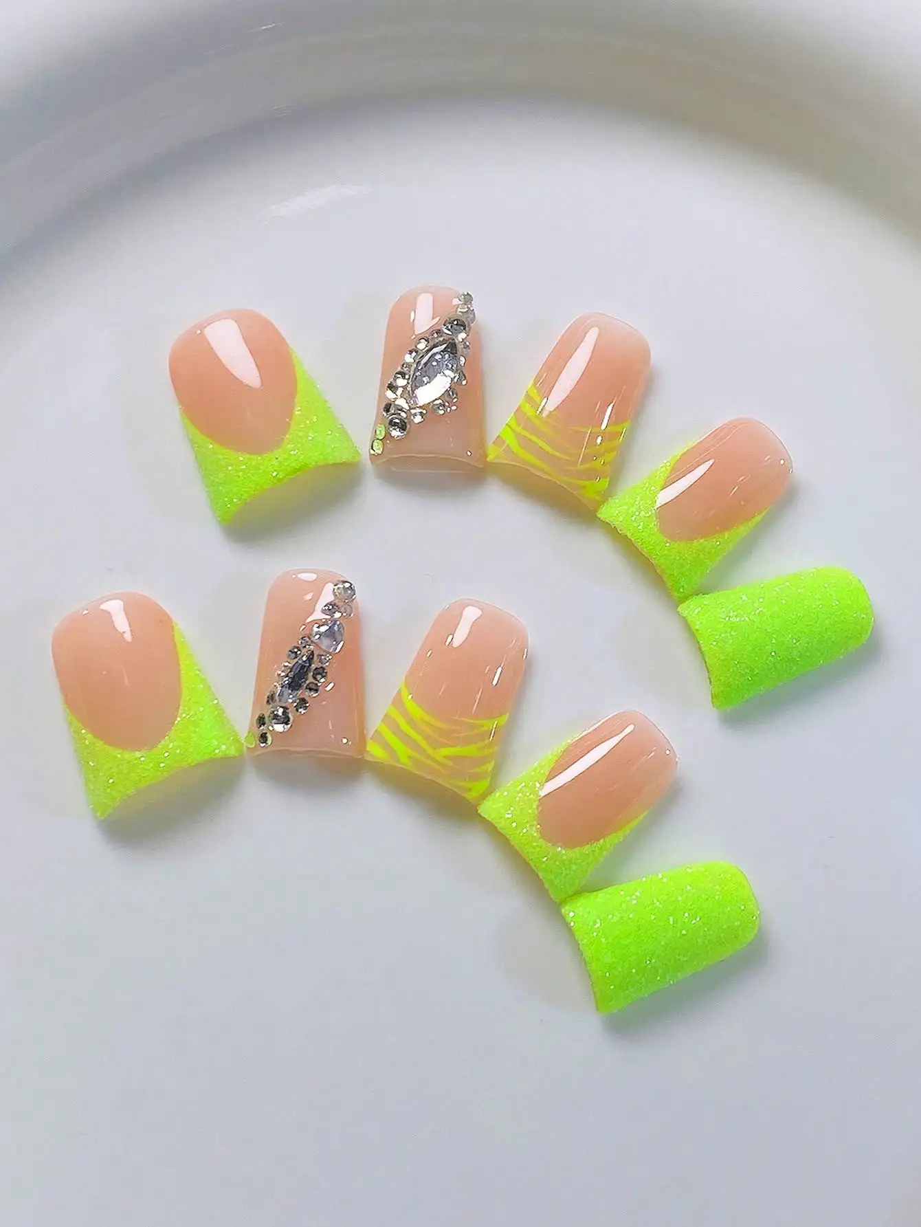 

10 шт. коротких накладных ногтей ручной работы, флуоресцентного зеленого цвета, с французским зебровым узором, нюдового цвета, простые и модные, индивидуальные.