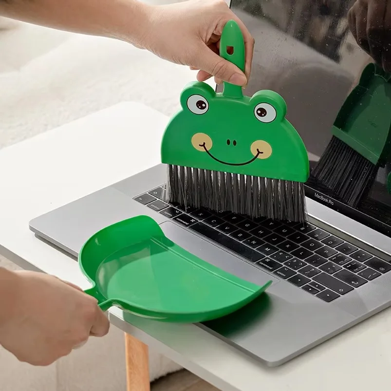 1-Pack Cartoon Desk Broom Set - Super Bowl Party Crumb Cleaner for Snack Mess & Chip Crumbs