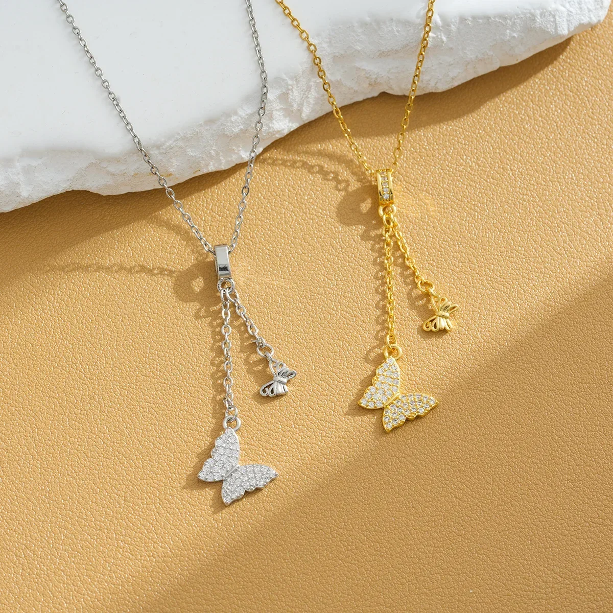 새로운 여름 태슬 나비 티타늄 스틸 목걸이는 여성에게 다양하게 활용 가능합니다. 두 마리의 나비가 절묘합니다