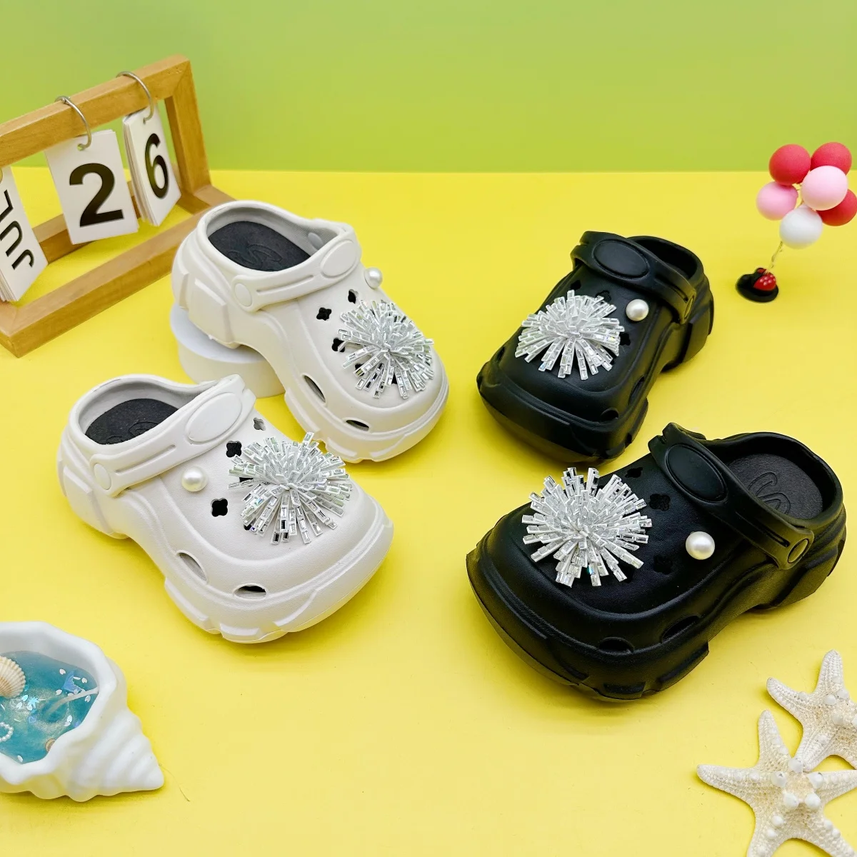 New Fashionable Versatile Cartoon Pearl Rhinestone Pom-Pom Clogs with Soft Non-Slip Soles, Closed-Toe Sandals for Boys and Girls, Model 606
