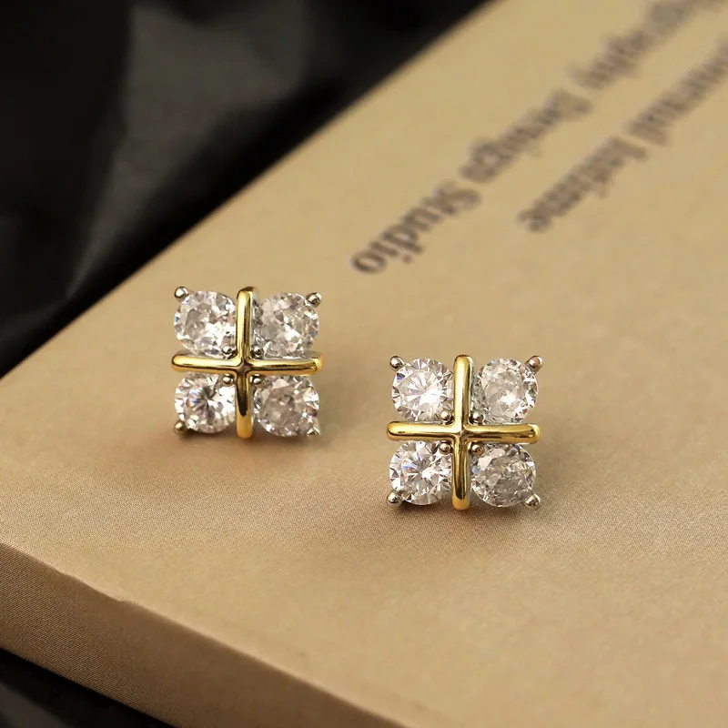 Lnkry Ohrstecker mit vierblättriger Blume aus 14 Karat Gold, funkelnder 3 mm Moissanit-Ohrring für Damen, koreanischer INS-Schmuck im schlichten Stil – Detail 1