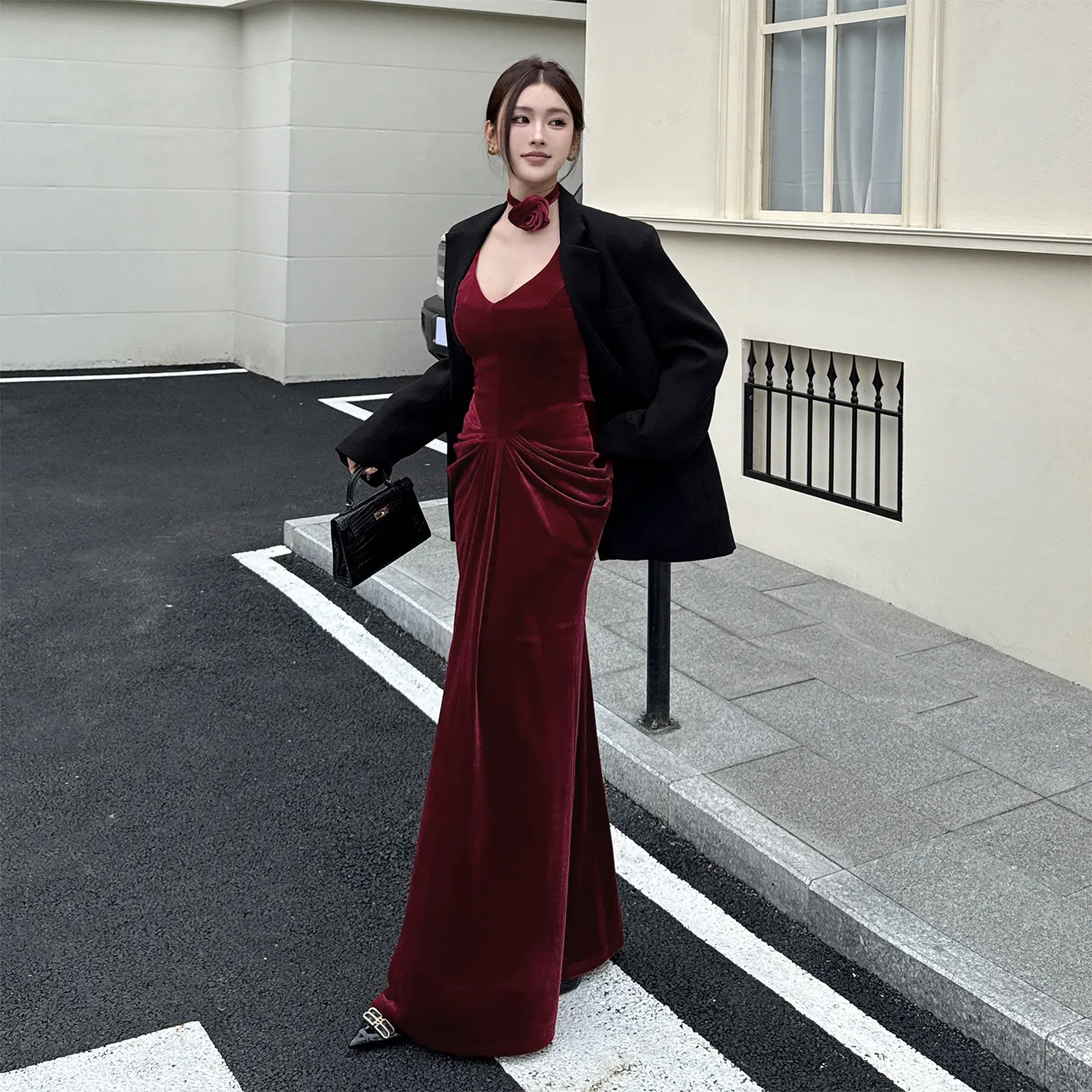 

Французское вечернее платье из бордового бархата с цветочным узором, V-образным вырезом и без рукавов, премиум-класса, минималистичное, с фактурной отделкой, для дня рождения