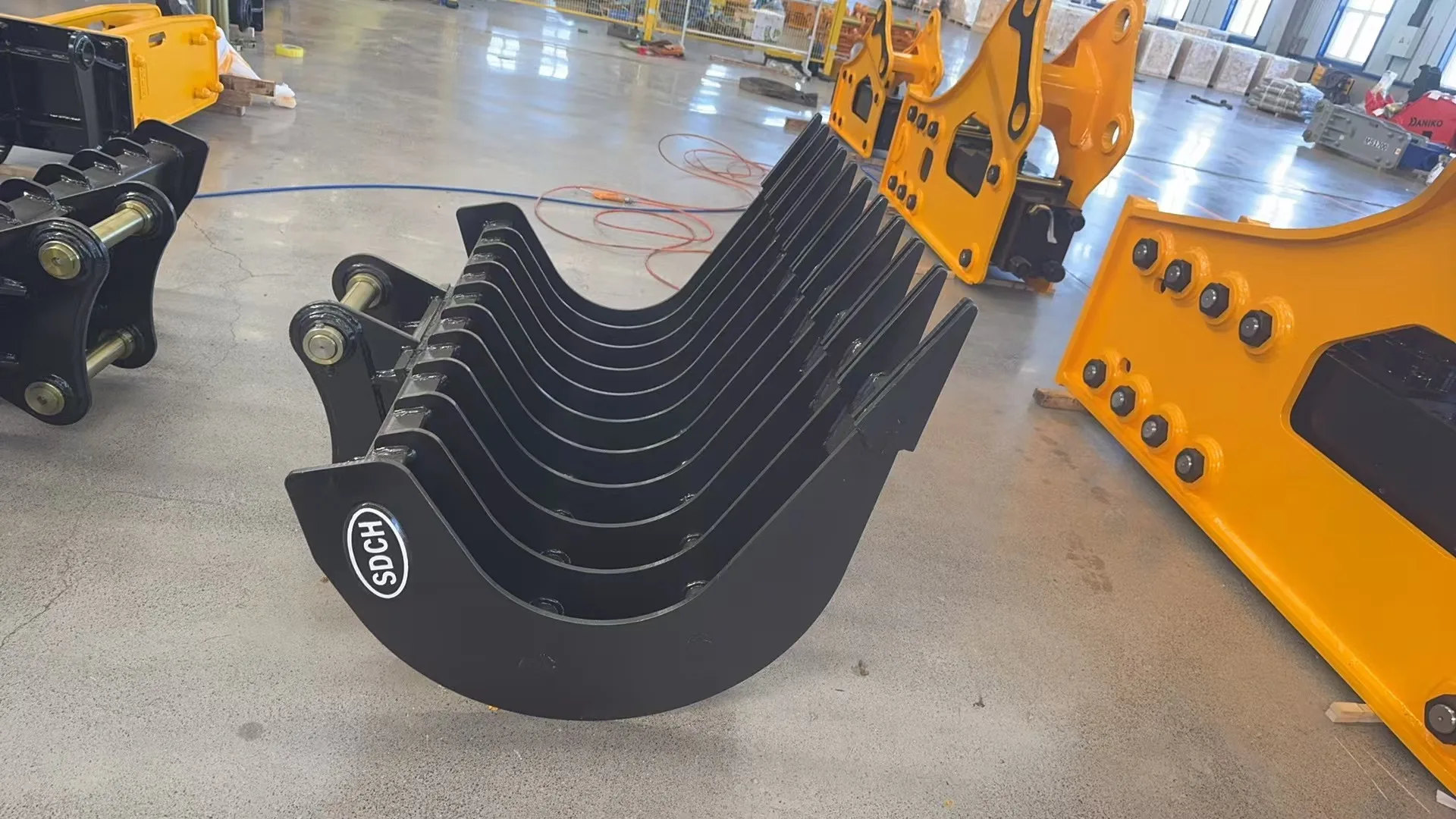 Accessori Rastrello inclinabile Rastrello inclinabile per escavatore all'ingrosso