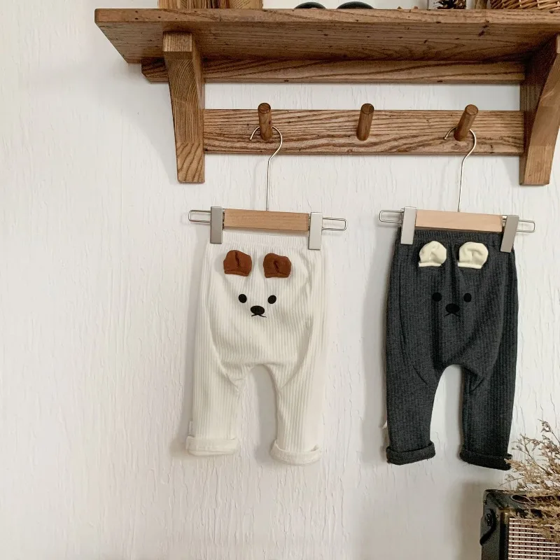 

Весенние штаны-комбинезоны для мальчиков и девочек: очень милые и очаровательные, идеально подходят как базовый элемент одежды для малышей и детей ясельного возраста.