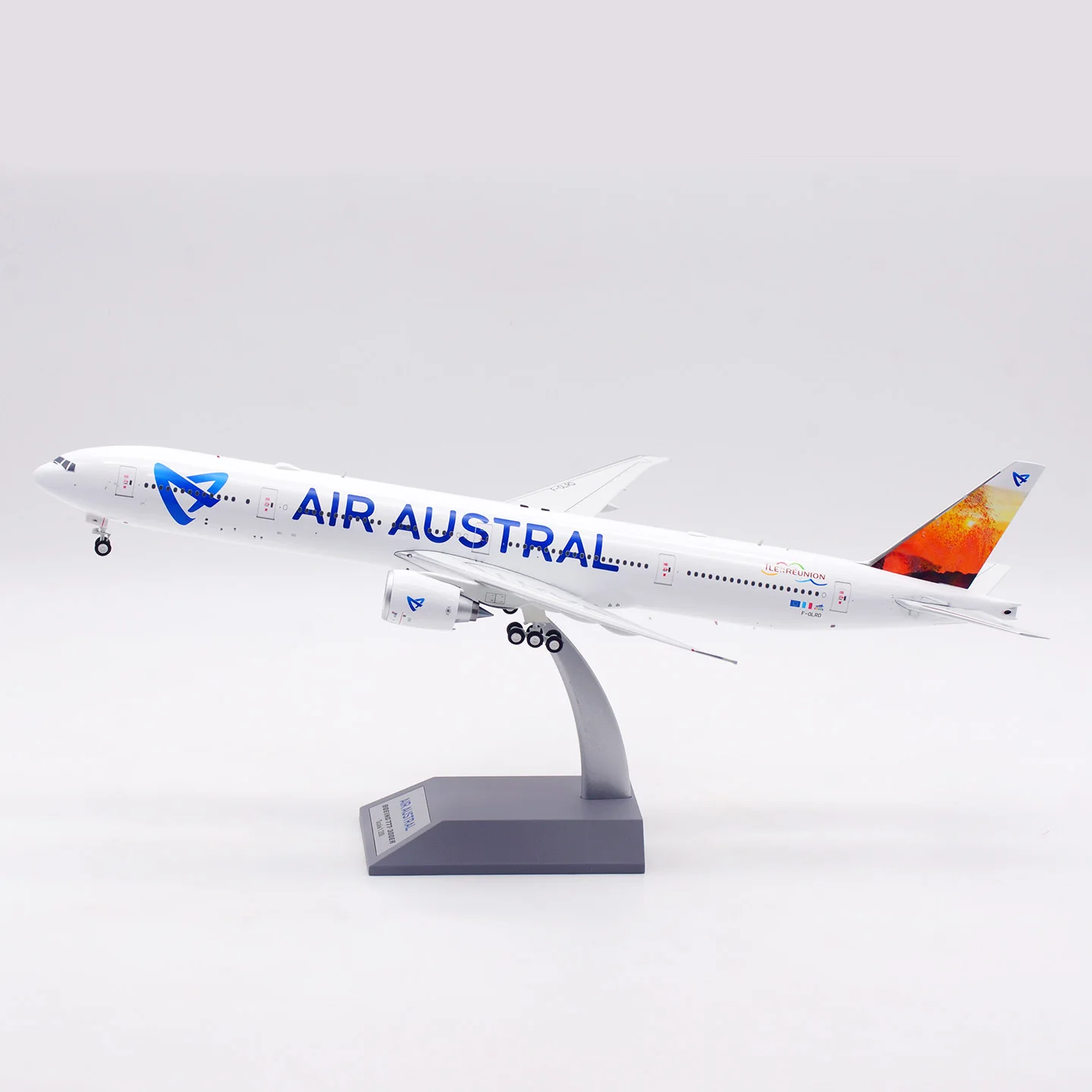 

IF773UU1225 Alloy Collectible Plane Gift INFLIGHT 1:200 Air Austral Boeing B777-300ER Diecast Aircraft Jet Model N777PA F-OLRD