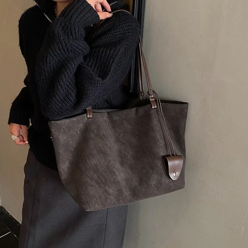 Fashionable Messenger Bag For Ladies Leather Exterior Crossbody Convenience Elegant Style With Secure Zipper