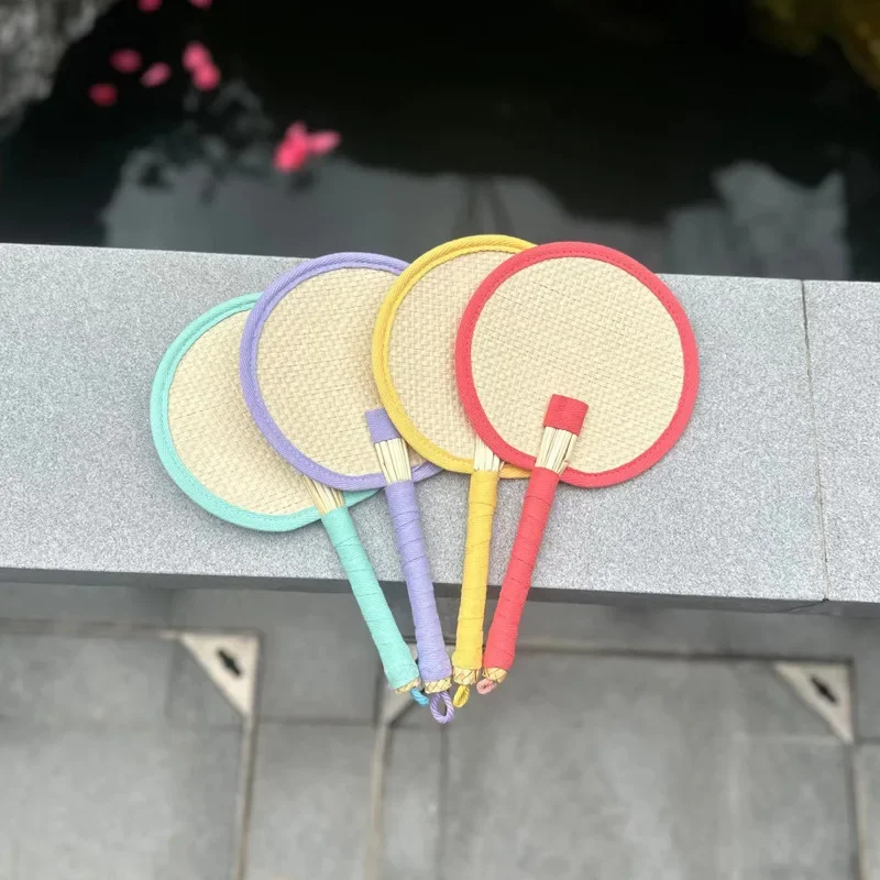 1pc Summer Peach Heart Handmade Woven Fan, Wheat Straw Acrylic Beads Handmade Girl Lightweight and Convenient Round Hand Fan