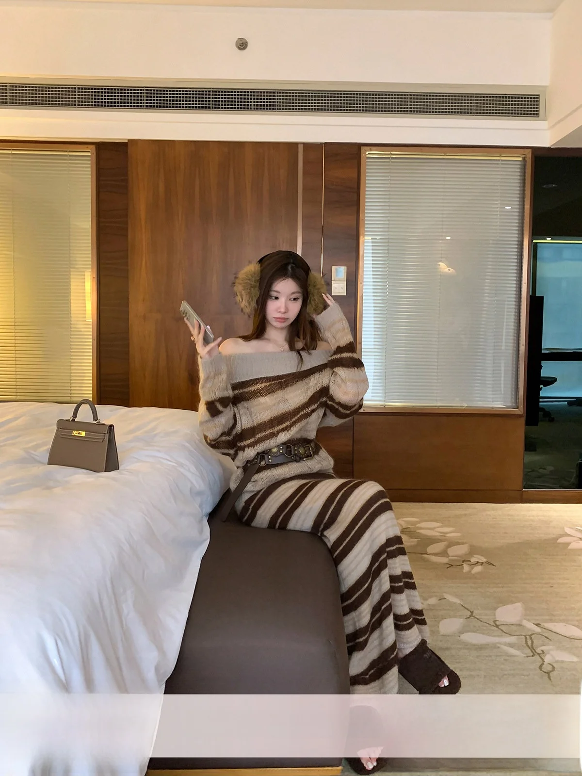 

Женский вязаный комплект Yoyozhang: модный осенне-зимний наряд с полосатым свитером на одно плечо и юбкой