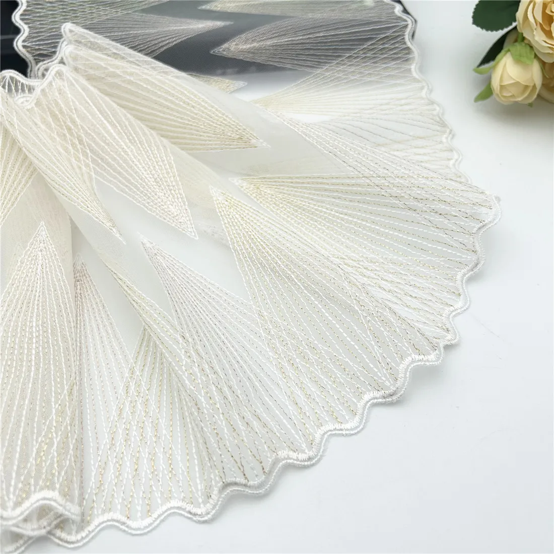 3y/lot Breite 22cm Weiß Glänzende Goldene Stickerei Spitzenborte Nicht-Elastisch Bekleidungszubehör Kleid Nähapplikation Kostümspitze – Detail 5