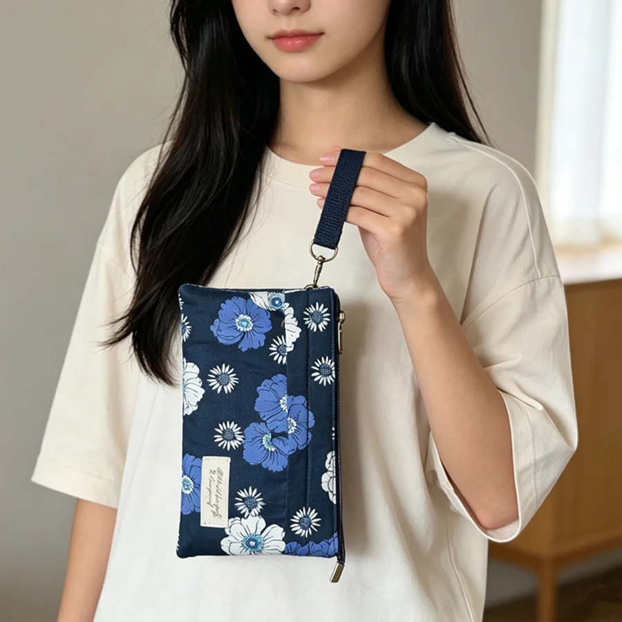 New multi-layered flower-shaped crossbody purse for women - a stylish daily bag for the fashionable lady.