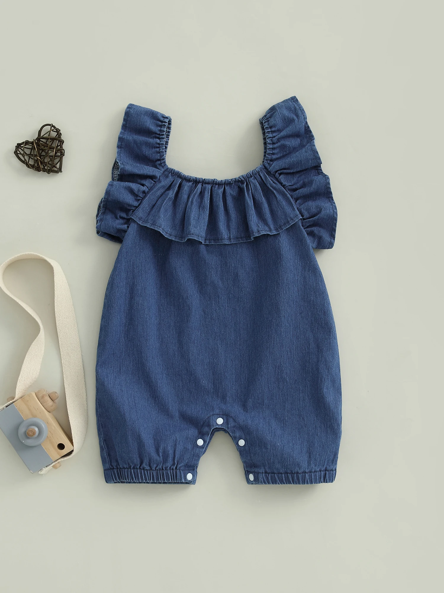 

Adorable Infant Girl Denim Overalls with Flutter Sleeves and Solid Color Design - Stylish Jean Jumpsuit for Your Little Princess