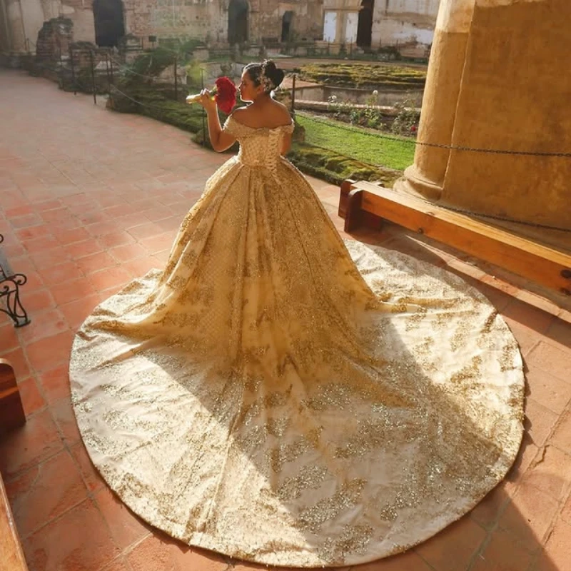 فستان Quinceanera مخصص لامع بلون الشمبانيا الذهبي بدون أكتاف مزين بالترتر والدانتيل مطرز بالخرز فيستدوس دي 15 Quinceanera