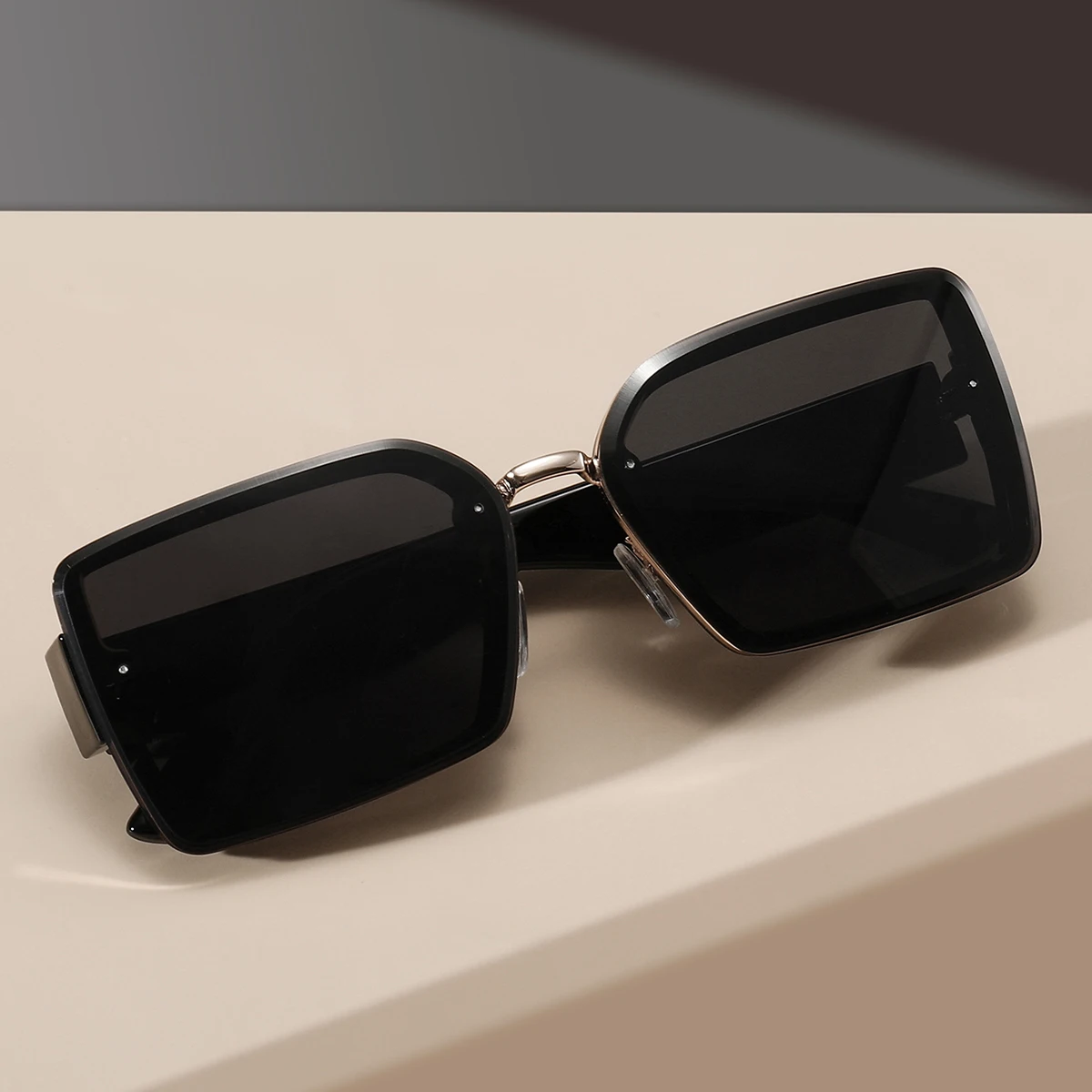 Large Square Frame Retro Minimalist Women's Fashion Glasses with Embedded Small Beads Suitable for Daily Matching And Photograph
