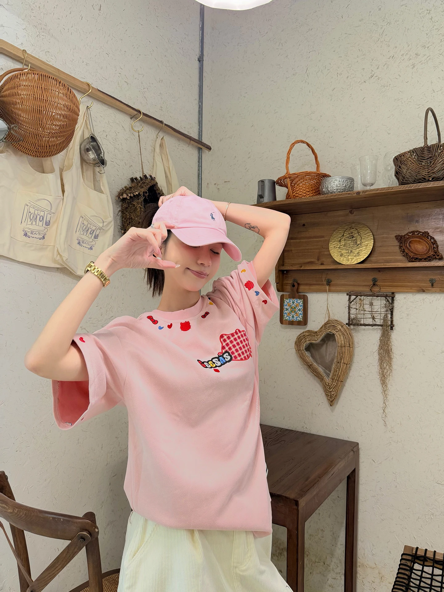 

Розовая замшевая футболка с вышивкой для женщин, свободный летний дизайн, повседневный топ с круглым вырезом и принтом из хлопка...