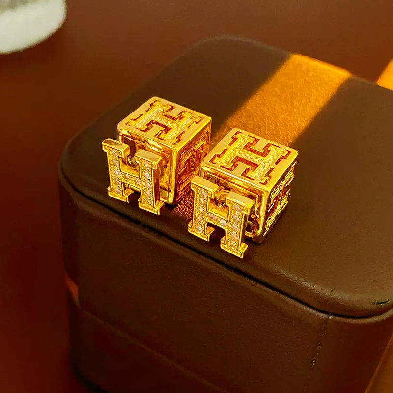 أقراط مجوفة بأحرف مربعة من الزركون للسيدات - أقراط بأحرف مربعة - أقراط مجوهرات بتصميم عصري وفاخر