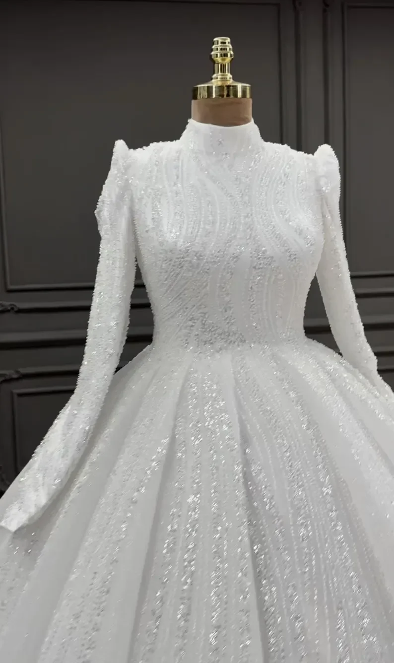 カスタマイズされたエレガントで控えめなボールドレスのウェディングドレス長袖ハイネックのウェディングドレス豪華な白いドレス