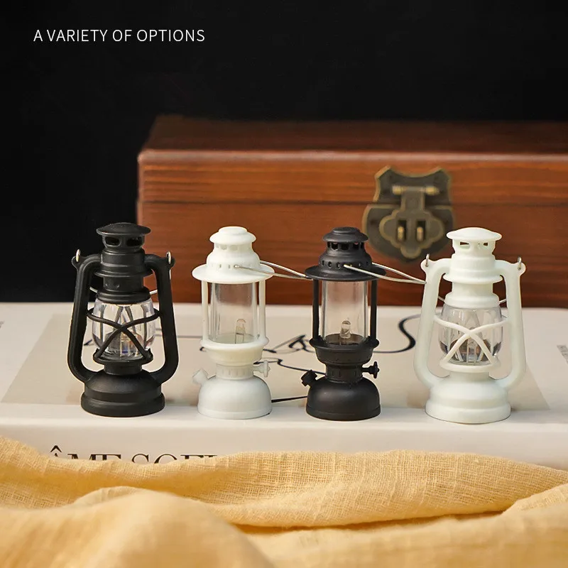 Mini Retro Imitation Night Light Keychain, LED Electronic Candle Lamp, Hand-held Wind Lamp, Decorative Atmosphere Pendant.