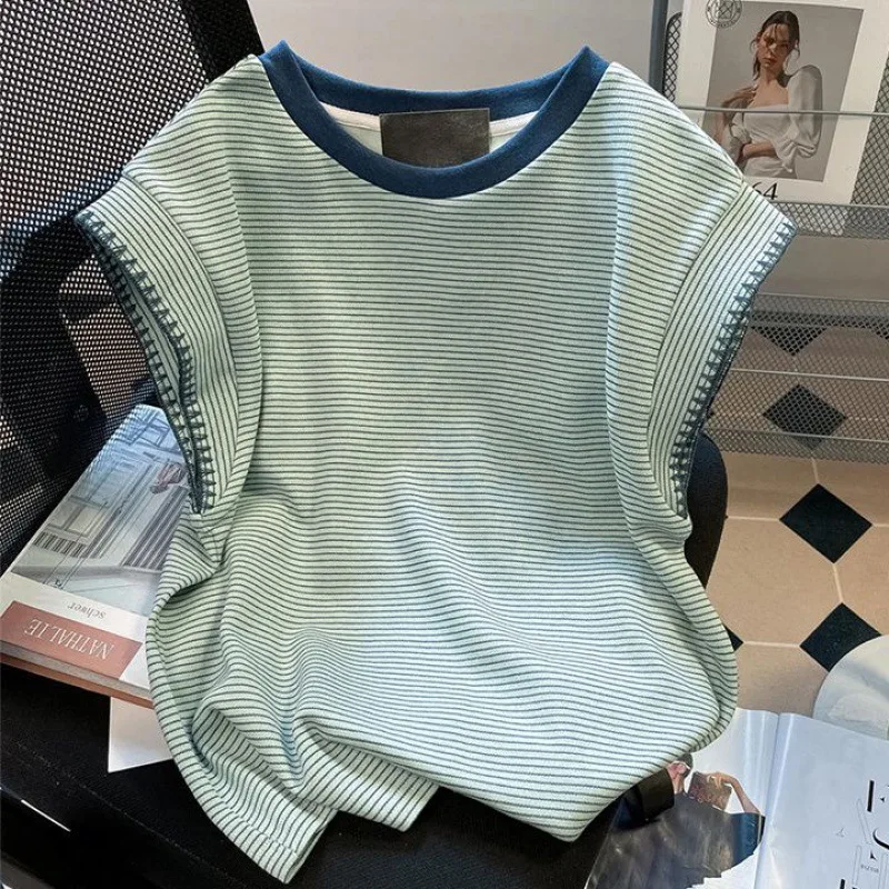 

Green striped T-shirt female summer new shoulder design sense fashion niche stitching chic flying sleeves loose clothes.