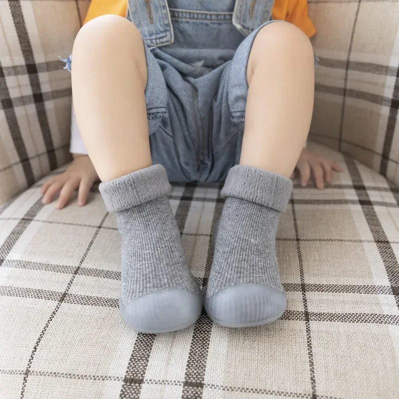 가을과 겨울 아기 ​​바닥 양말, 미끄럼 방지 부드러운 단독 만화 아기 양말, 플러시 두꺼워, 안티 쿨 워킹 양말 및 신발