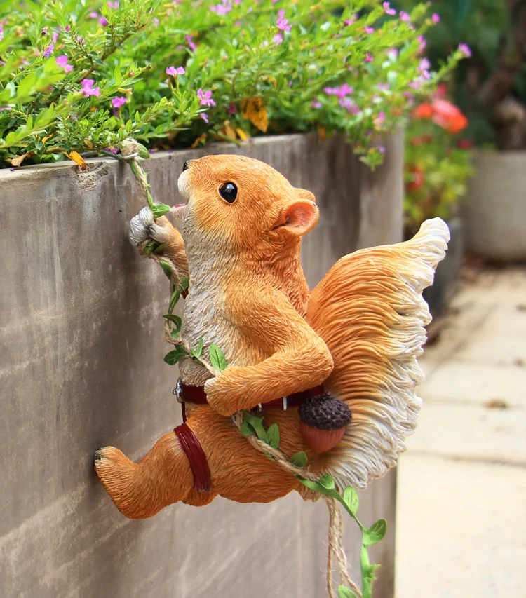 Garden Climbing Squirrel Sculpture Resin Scalleywag Explorer Statue Patio Decor Window Ornament Fence Embellishment