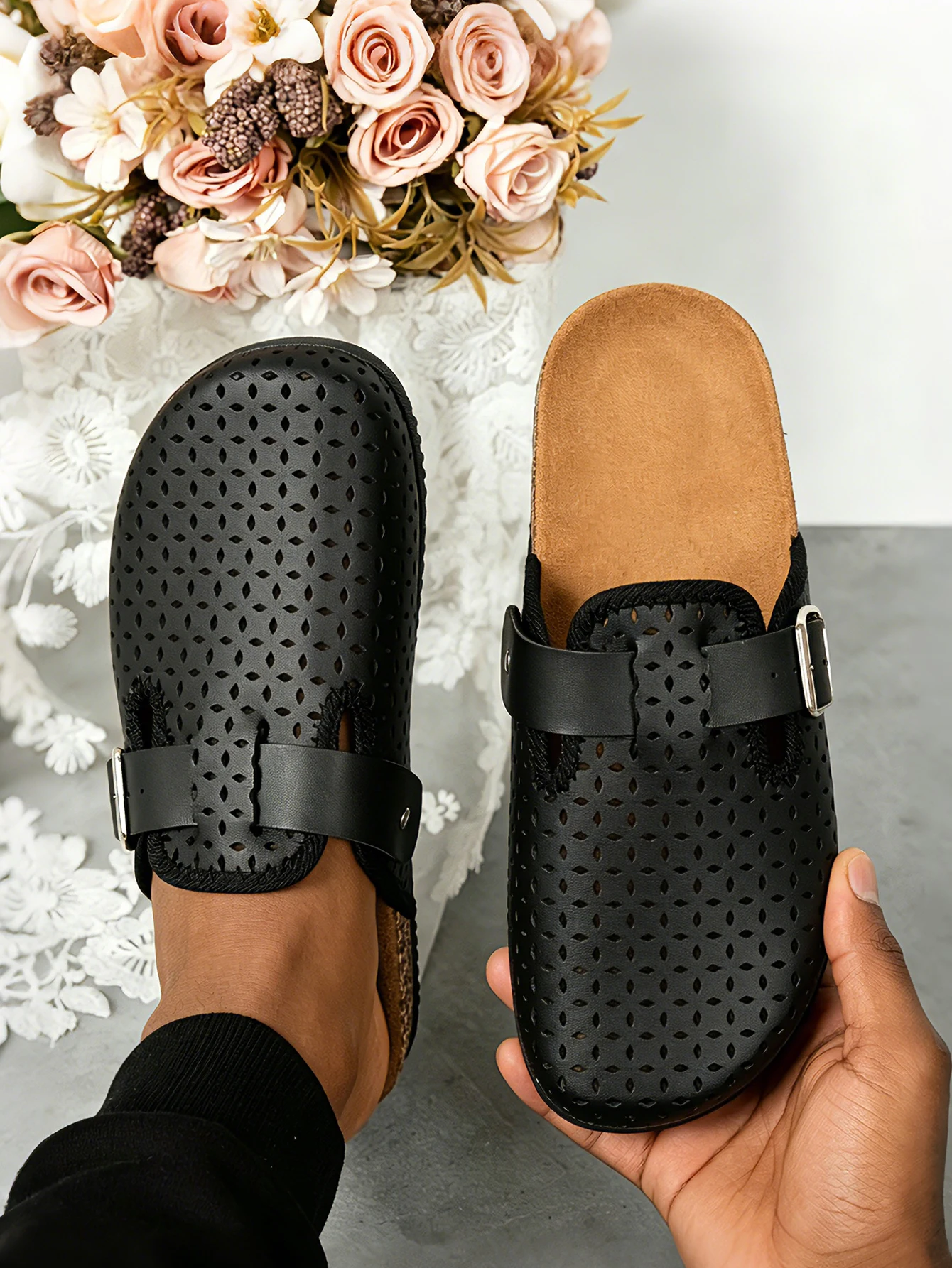 Herren Allwetter-Freizeitsandalen mit PU-Obermaterial, atmungsaktiv, perforiert, flach, zum Hineinschlüpfen, mit verstellbarer runder Schnalle und geschlossener Zehenpartie, bequeme Strandpantoffeln – Detail 1