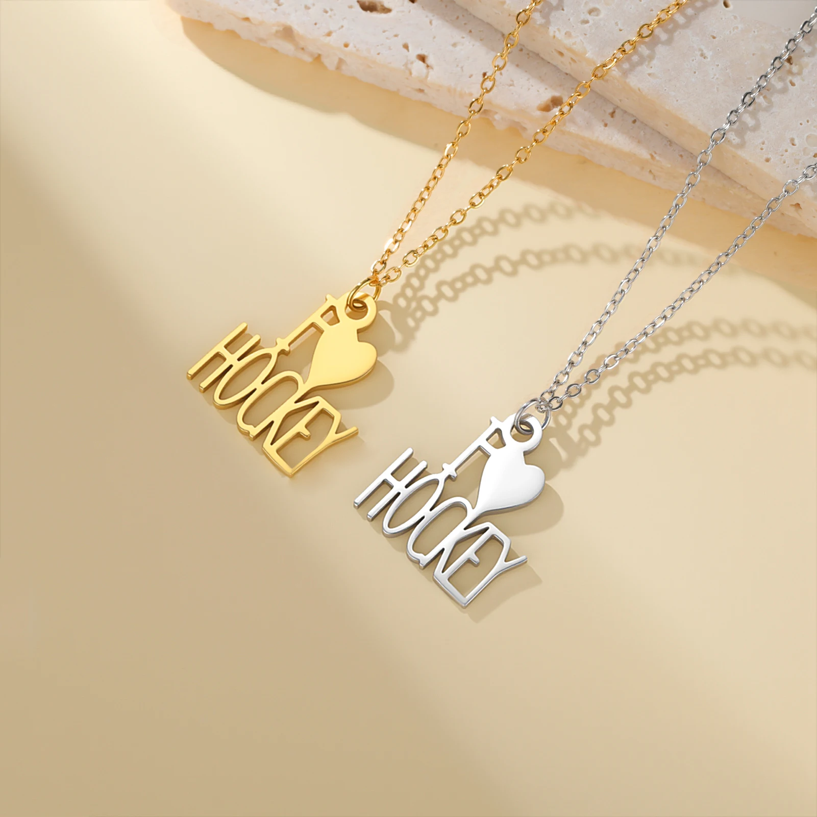 1 pièce Collier en acier inoxydable plaqué or avec texte 'I Love Hockey' pour femme, chaîne de clavicule pour passionnés de hockey
