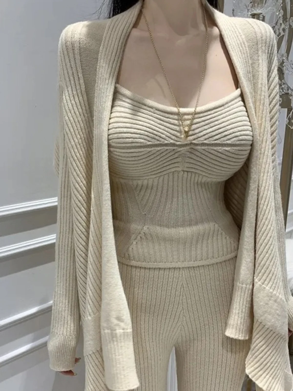 طقم نسائي شتوي من ثلاث قطع: كارديجان محبوك سميك + قميص داخلي + بنطلون عالي الخصر، أزياء عصرية مريحة