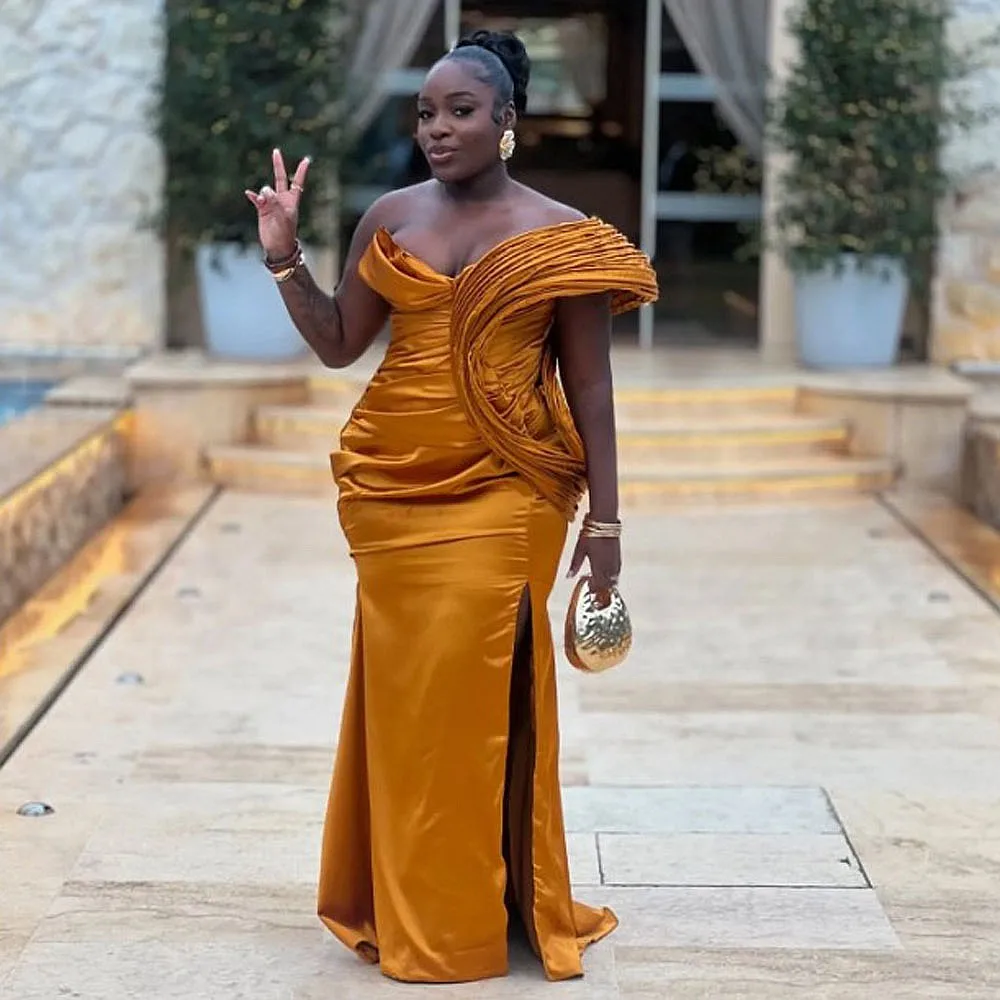 

Gold Plus Size Bridesmaid Dresses Off The Shoulder Pleats Satin High Slit Prom Dress For African Women Wedding Party Gowns