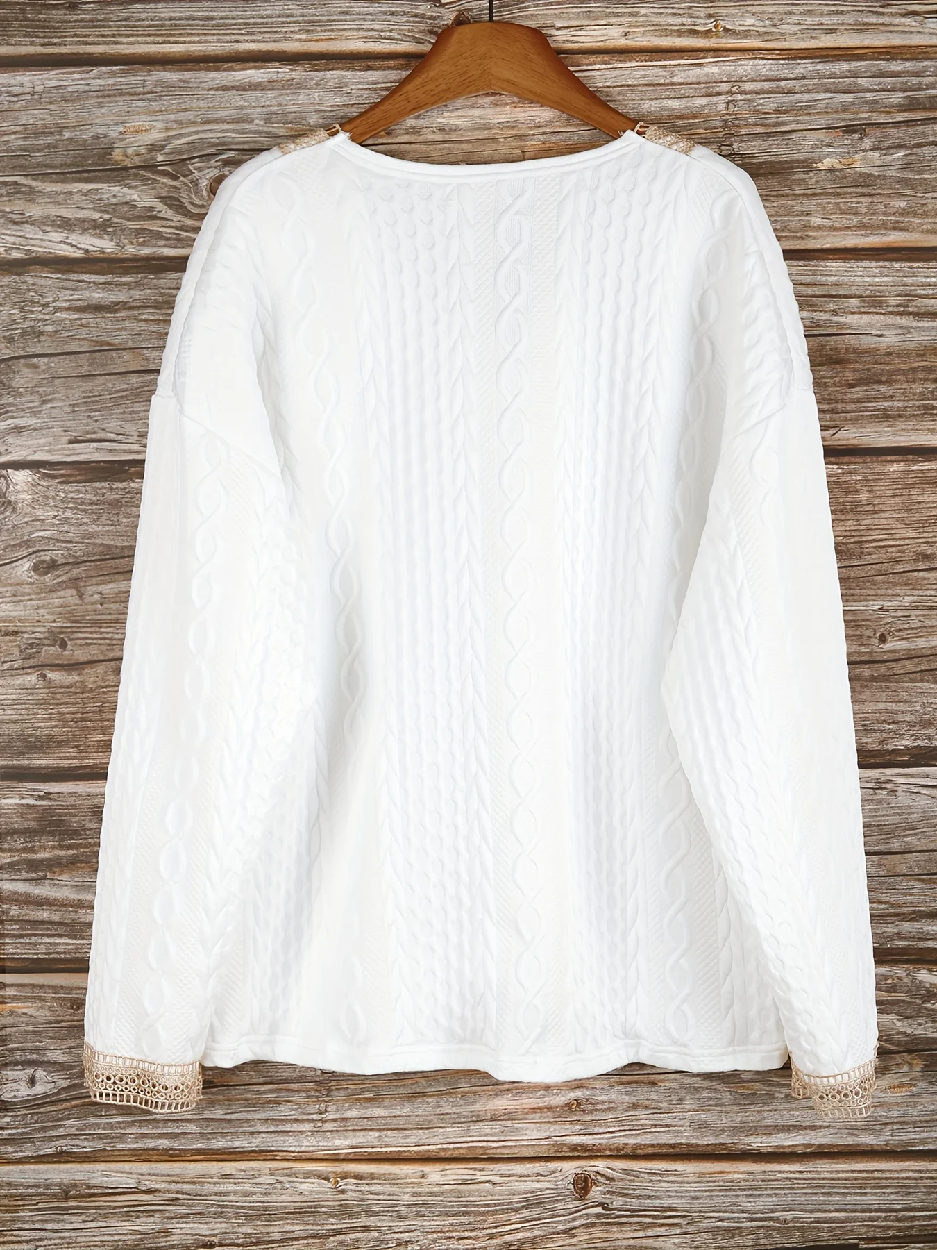 Stilvoller Damenpullover in Übergröße mit V-Ausschnitt und Zopfmuster für lässigen Komfort und trendigen Looks – Detail 2