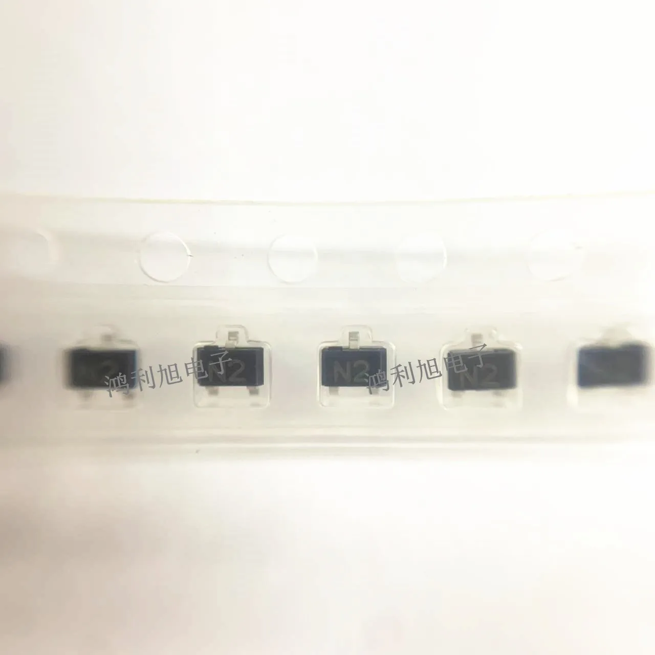 50 teile/los RT1N241M-T111-1 rt1n241m Markierung n2 SOT323-3 Original bestand des npn smt Transistors mit Dämpfung