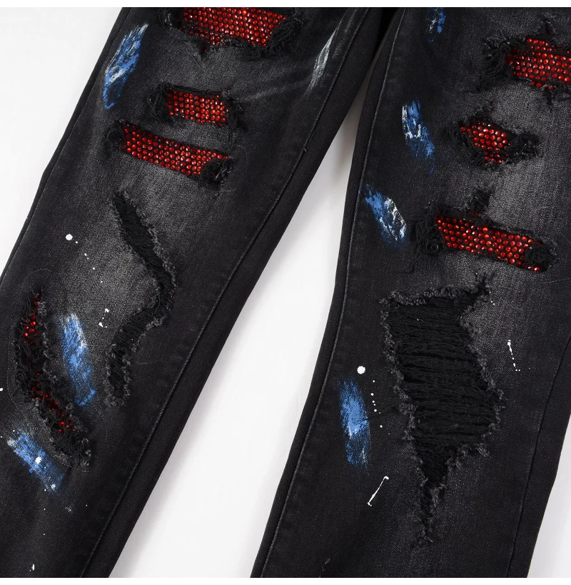 Herren-Jeans aus Stretch-Denim mit Kristallverzierung, Skinny-Schnitt, mit aufgemalten Löchern, zerrissene, schmal zulaufende Hose, Streetwear, Patchwork-Design, schwarze Hose. – Detail 10