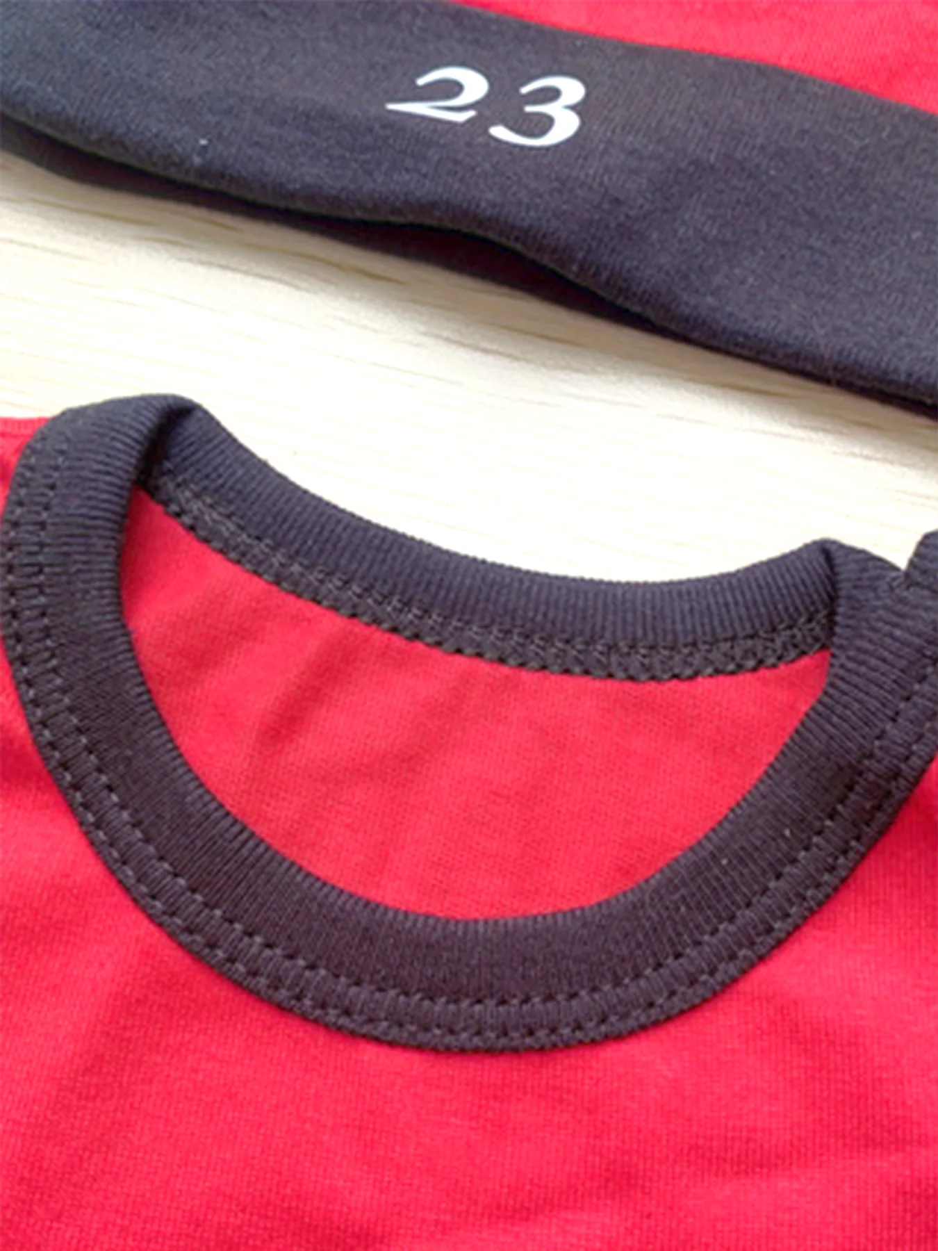 Nein. 23 Rot-weißes, farblich abgesetztes, ärmelloses 3-teiliges Activewear-Set aus Baumwolle für Baby-Jungen – ein lustiges und verspieltes Geschenkset für Fotoshootings – Detail 13