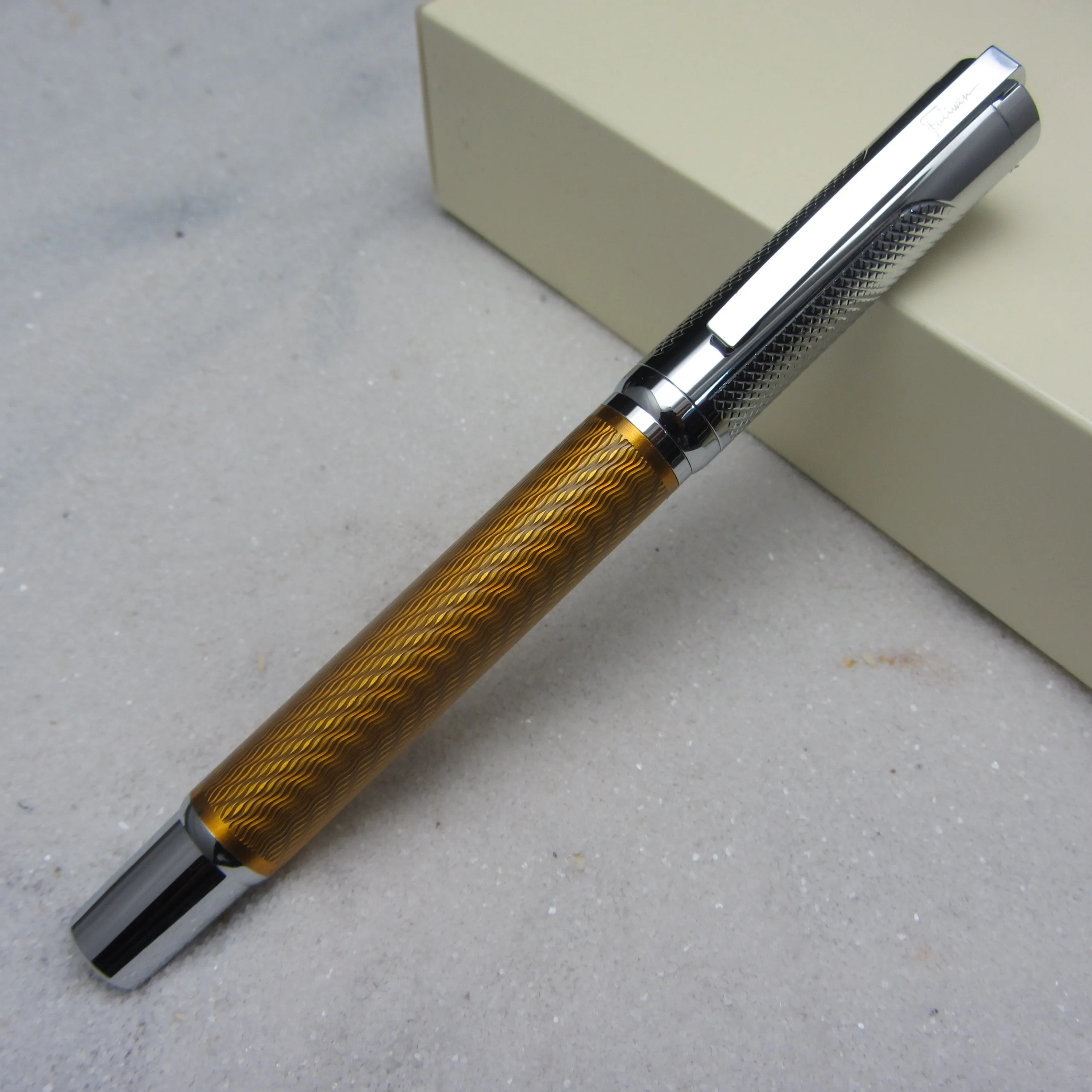 

Fuliwen Unique Rhombus Cheetah graphics Pen Body 10K Golden Nib Fountain Pen