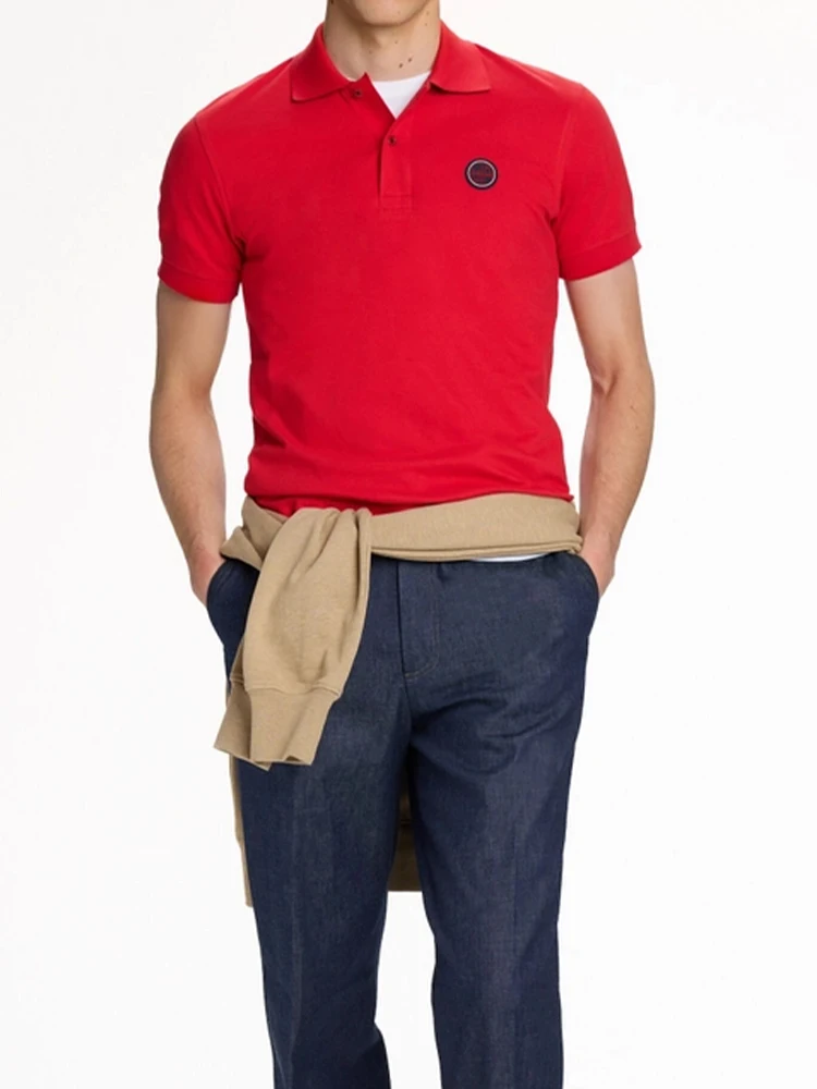 CH Roter Akzent Runder Gummi-Patch Links auf der Brust Premium Piqué Kurzarm-Poloshirt für Herren Schlanke Minimalistische Moderne Lässige Oberteile – Detail 2
