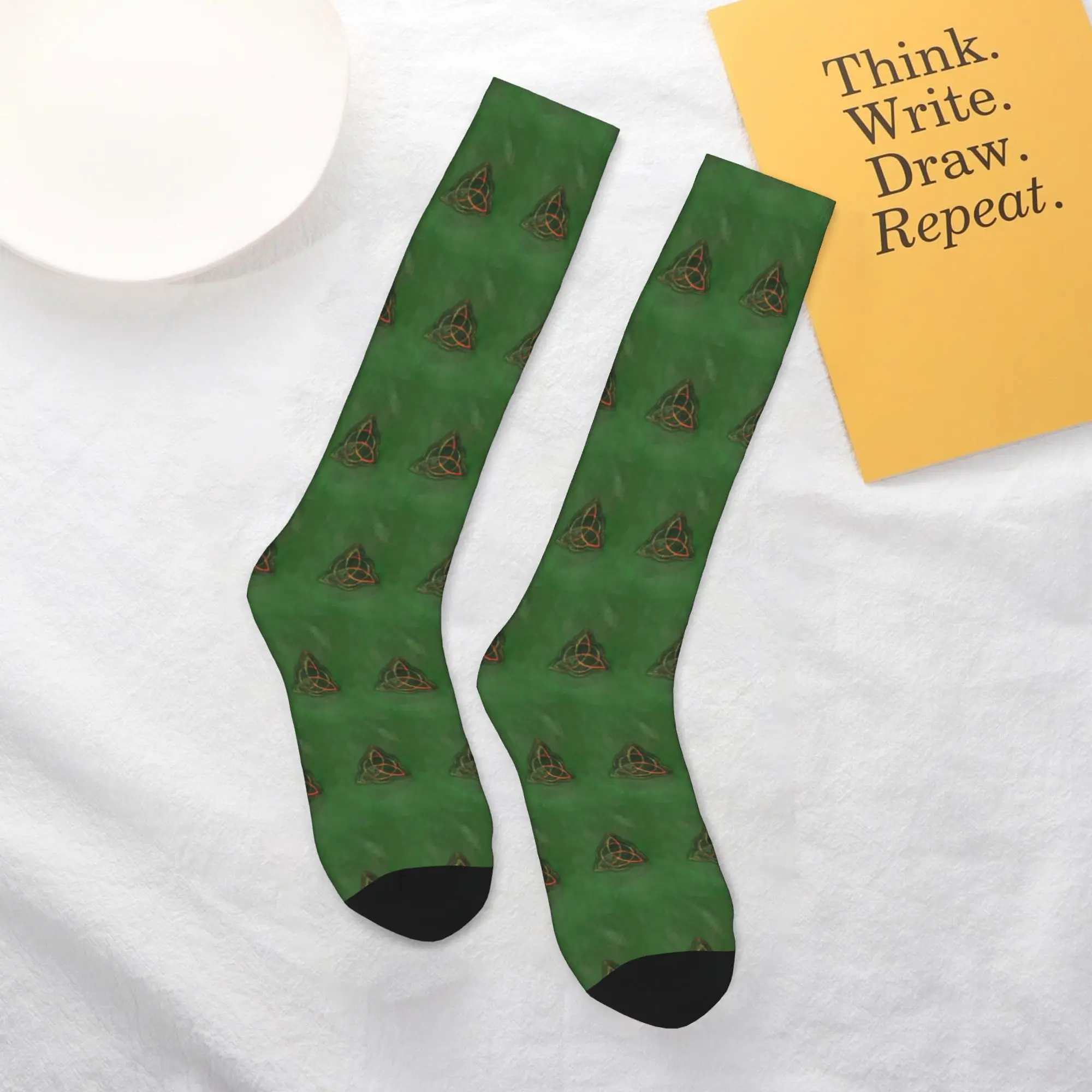 

All Seasons Crew Stockings Book of Shadows - Носки Charmed Triquetra Design Повседневные длинные носки в стиле хип-хоп Аксессуары для мужчин и женщин
