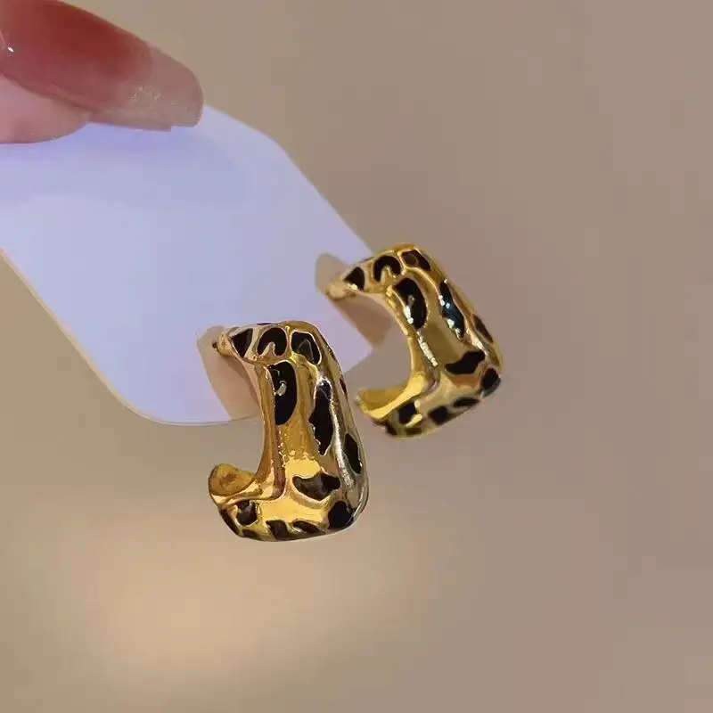C Curve Leopard Print Hoop Earrings Round Face Flattering Vintage Unique Lightweight Metal 2026 Niche Design for Women