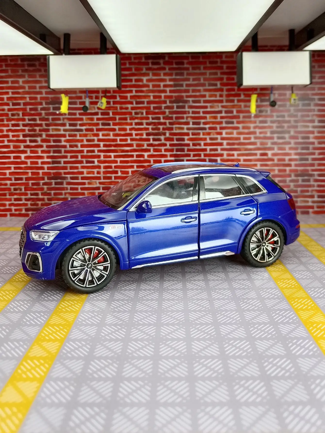 1:24 modelo de veículo off-road de liga Q5, enfeites de carro acústico-óptico, brinquedo para meninos com detalhes ricos, acabamento fino