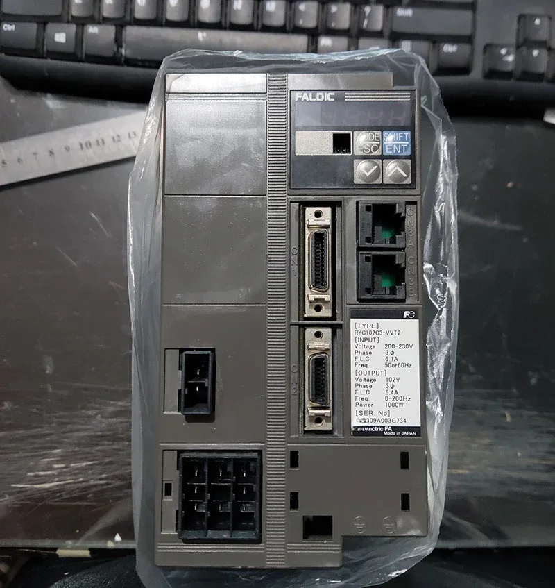 RYC102C3-VVT2 تسليم سريع وحدة تحكم المحرك الأصلية 220 فولت 100 واط محرك كهربائي يعمل بالتيار المتردد سائق متدرج