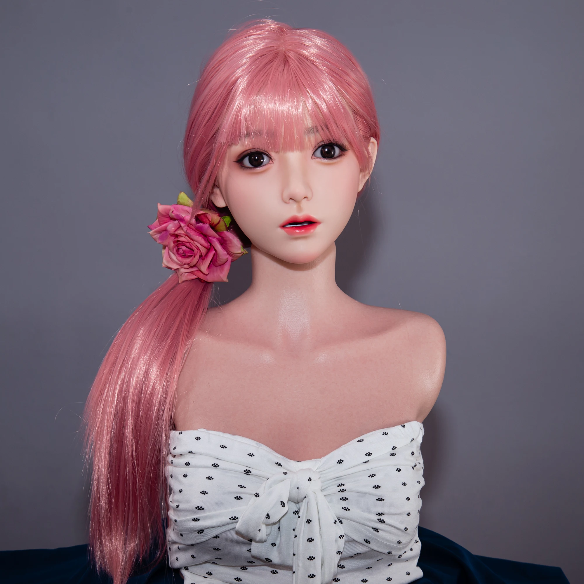 

Silicone head model, simulating a female head, pink wig, with mouth,insertable,with realistic skin texture (without accessories)