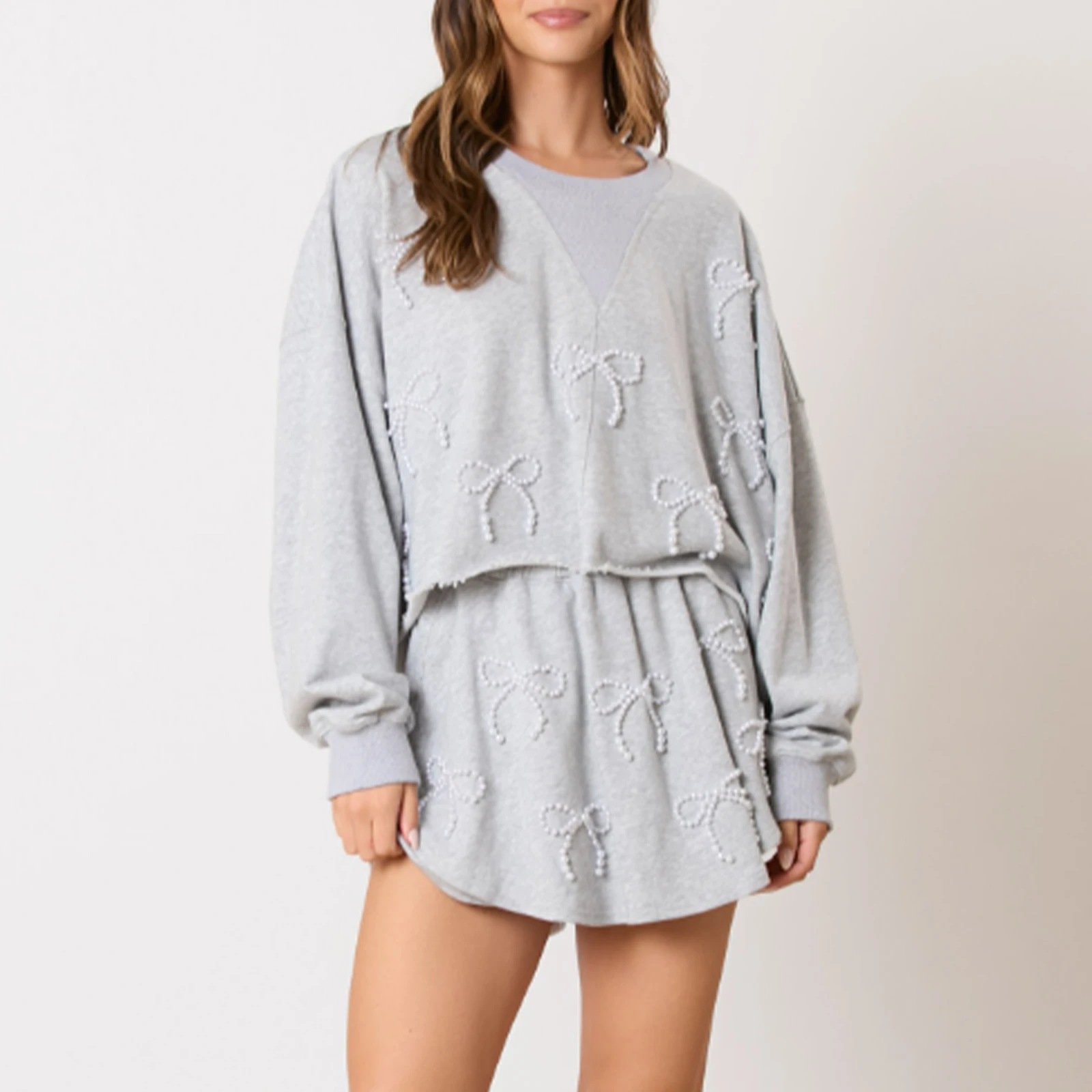 Lässige 2-teilige Outfits für Damen, langärmeliges Sweatshirt mit Perlenschleife und Shorts, Streetwear