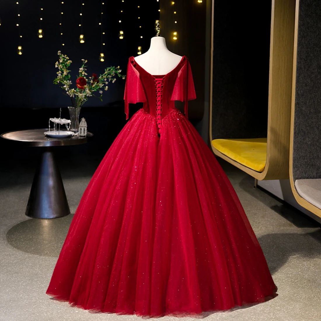 Elegante abito da ballo in velluto rosso con scollo a V e gonna a trapezio in tulle lungo fino al pavimento personalizzato