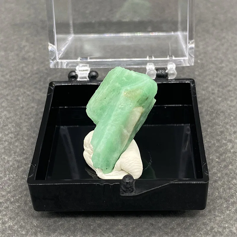 100%  Natural Emerald Mineral Specimens Stones and Crystals Healing Crystal   +Box size:35*35*35 mm